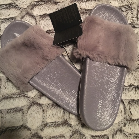 F21 Lavender Faux Fur Slides - Picture 3 of 4